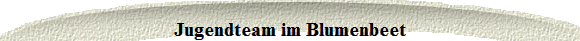 Jugendteam im Blumenbeet
