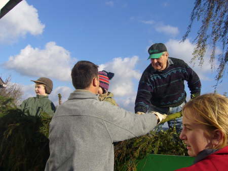 Holzsammeln fr Martinsfeuer 2006 03