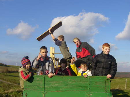 Holzsammeln fr Martinsfeuer 2006 09